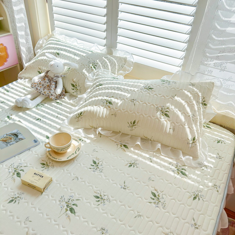Three-piece Latex Mat Set with Small Fragrant Style Lace Fitted Sheet b118